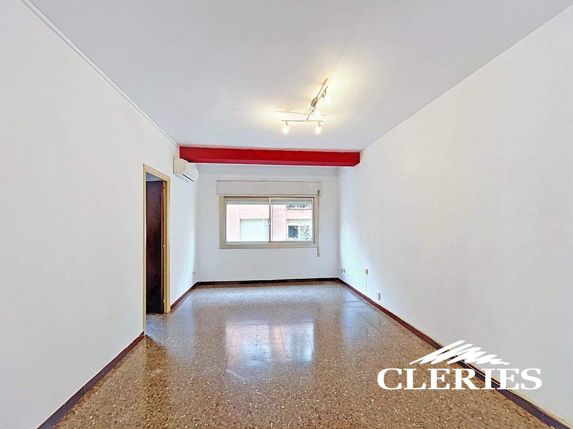 /RealEstateImages/6939/Piso_Venta_Barcelona_Poble Sec_Cleries_01.jpg